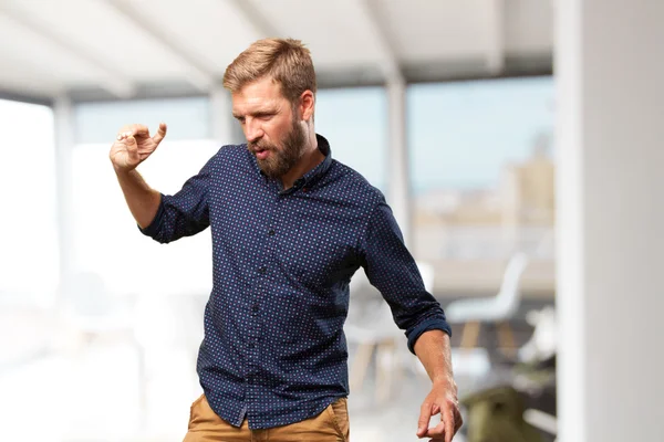 Blonder Geschäftsmann mit glücklichem Gesichtsausdruck — Stockfoto