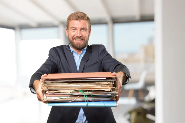 Счастливый блондин бизнесмен с документами — стоковое фото