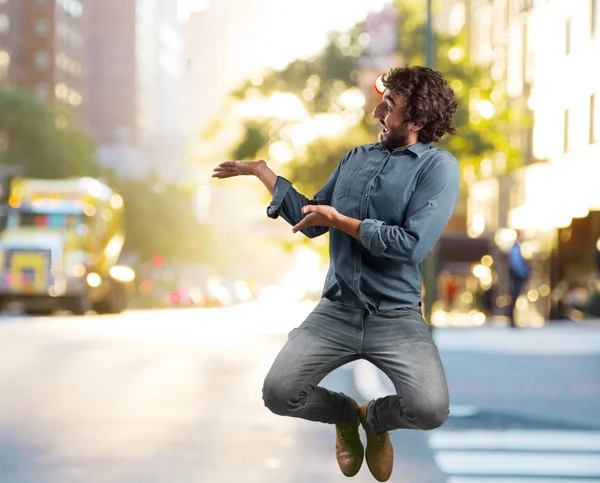 Louco saltando homem com expressão feliz — Fotografia de Stock