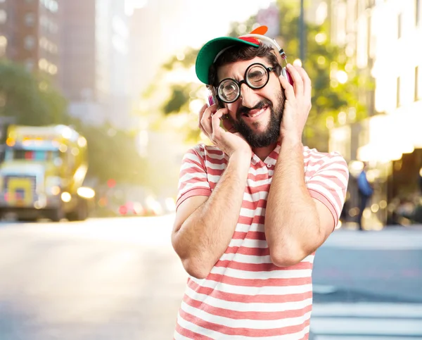 Crazy man luisteren muziek op koptelefoon — Stockfoto