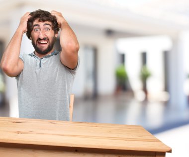 endişeli bir ifadeyle masada oturan adam