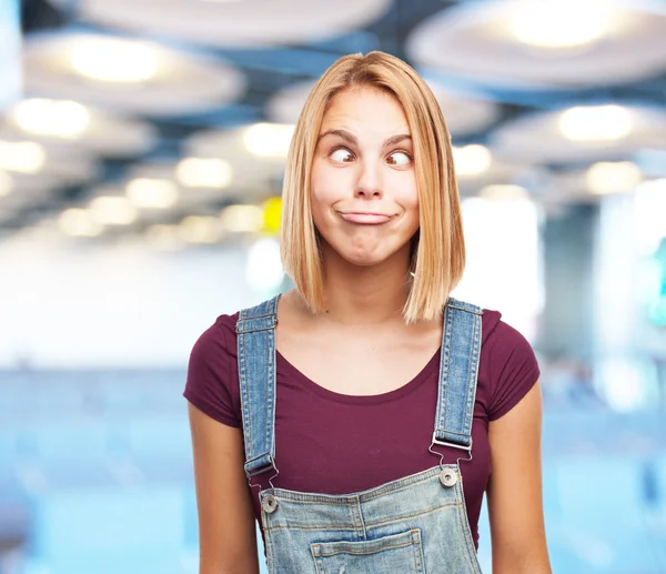 Jovem menina loira com expressão feliz — Fotografia de Stock