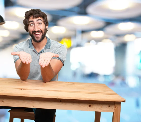 Homme à table avec une expression heureuse — Photo