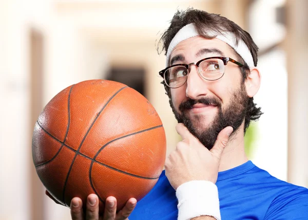 Sportif fou avec ballon de basket — Photo