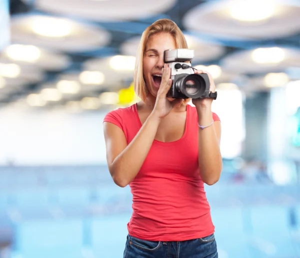 Молодая блондинка с ретро камерой — стоковое фото