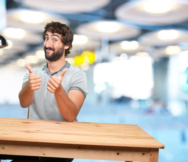 Homem à mesa com expressão feliz — Fotografia de Stock