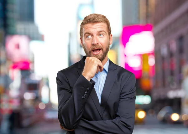 Blonder Geschäftsmann mit überraschtem Gesichtsausdruck — Stockfoto