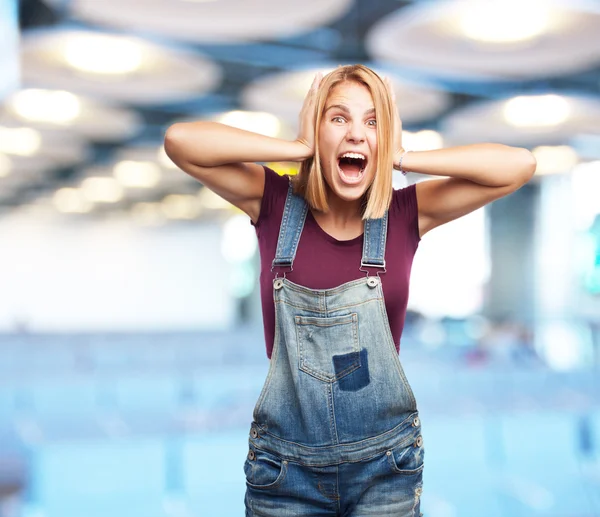 Giovane ragazza bionda con espressione felice — Foto Stock