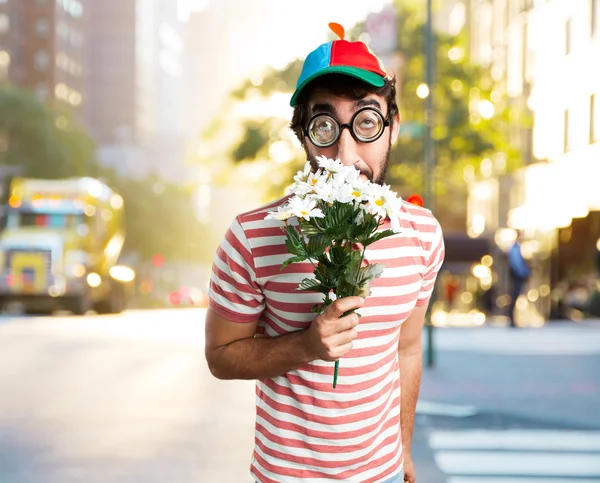 Ανόητος τρελός άνθρωπος με μπουκέτο λουλούδια — Φωτογραφία Αρχείου