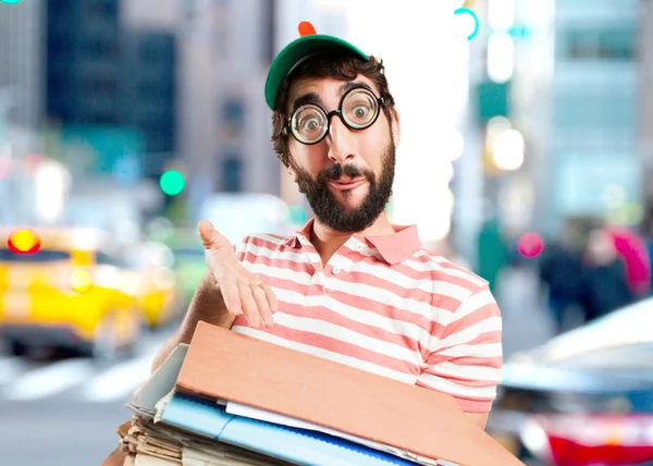 Fou jeune homme avec des documents — Photo