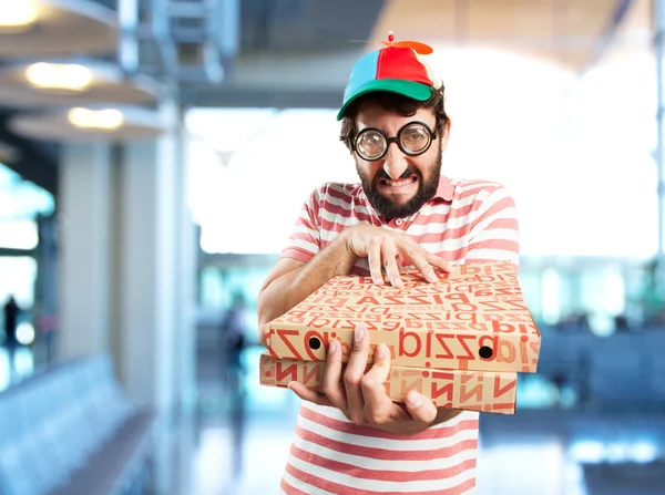 Verrückter junger Mann mit Pizza — Stockfoto