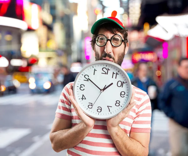 Joven loco con gran reloj —  Fotos de Stock