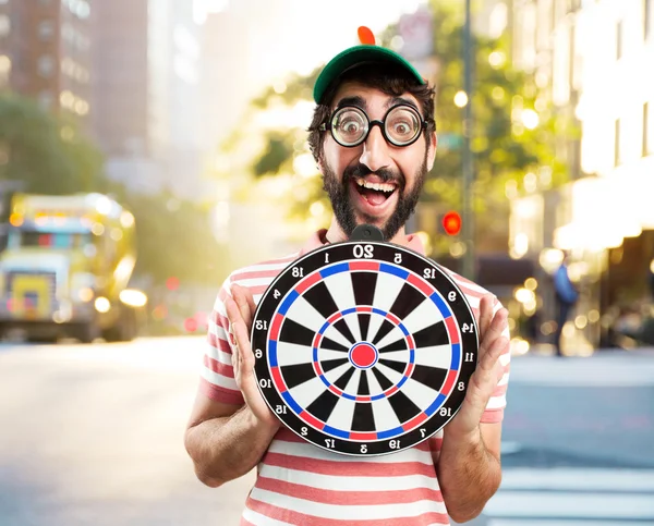 Ανόητος τρελός άνθρωπος με dartboard — Φωτογραφία Αρχείου