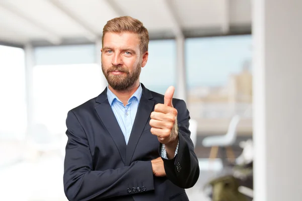 Blonder Geschäftsmann mit glücklichem Gesichtsausdruck — Stockfoto