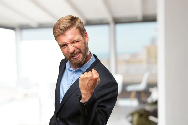 Homem de negócios loiro com expressão feliz — Fotografia de Stock