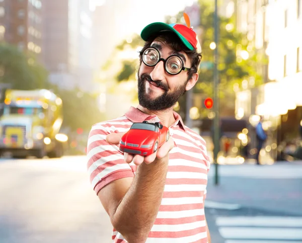 Narr verrückter Mann mit Spielzeugauto — Stockfoto