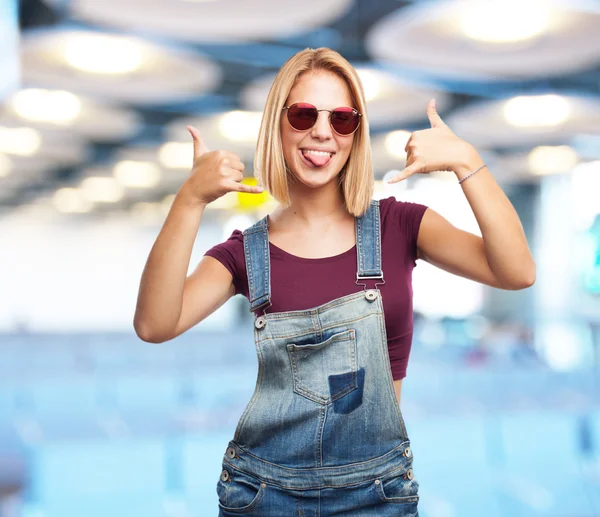 Jovem menina loira com expressão feliz — Fotografia de Stock