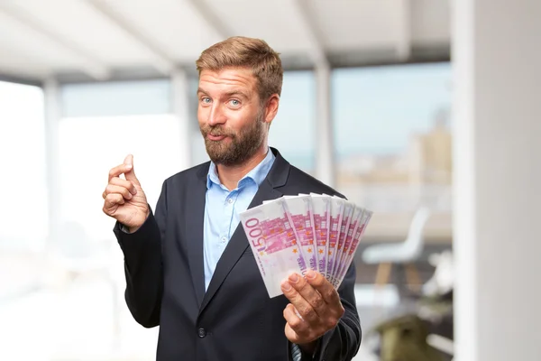 Blond zakenman met bankbiljetten — Stockfoto