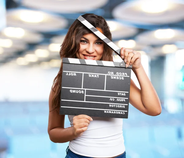 Jeune fille noire avec clapperboard — Photo