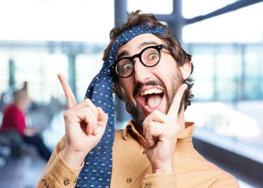 deli adam komik ifade ile dans