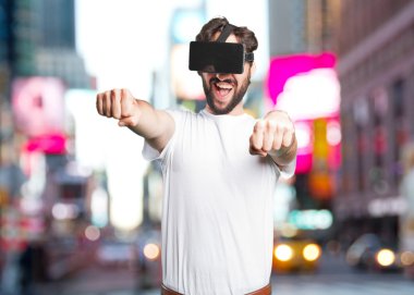 sanal gözlüklü genç adam