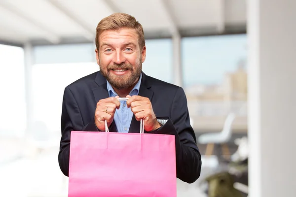 Blond zakenman met boodschappentas — Stockfoto