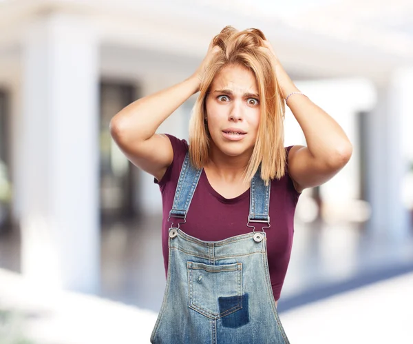 Junge blonde Mädchen mit glücklichem Gesichtsausdruck — Stockfoto