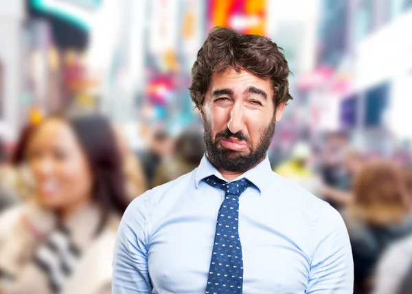 Сумасшедший бизнесмен с грустным выражением лица — стоковое фото