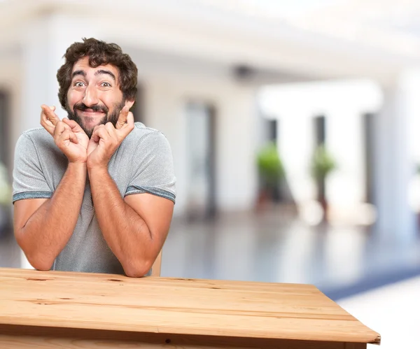 Jovem à mesa com expressão preocupada — Fotografia de Stock