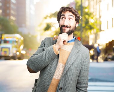 mutlu ifade ile genç deli adam