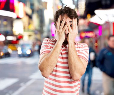 endişeli ifade ile genç deli adam