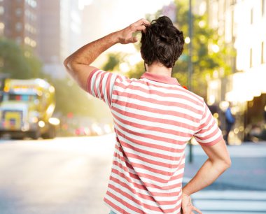 aptal çılgın adam mutlu ifade ile