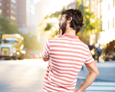 aptal çılgın adam mutlu ifade ile