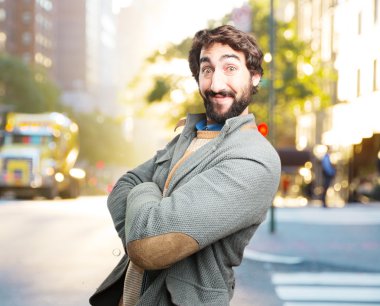 mutlu ifade ile genç deli adam