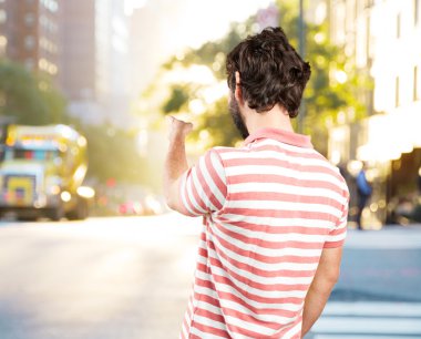 mutlu ifade ile genç deli adam