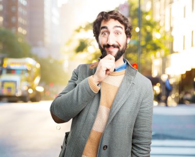 mutlu ifade ile genç deli adam