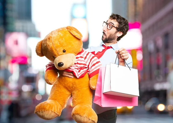 Zakenman met teddybeer en boodschappentassen — Stockfoto