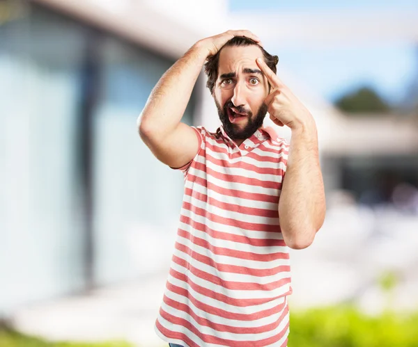 Jeune homme fou avec expression inquiète — Photo