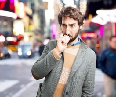 endişeli ifade ile genç deli adam