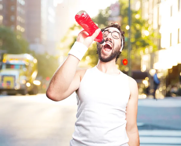 Jovem desportista louco com garrafa de suco — Fotografia de Stock