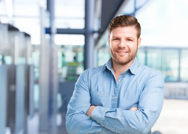 Joven hombre de negocios con expresión feliz — Foto de Stock