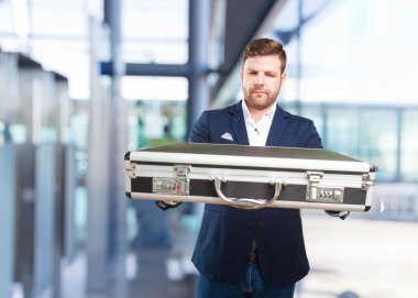 mutlu genç işadamı çanta