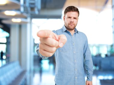 mutlu ifade ile genç işadamı