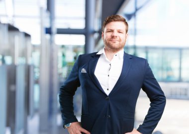 mutlu ifade ile genç işadamı