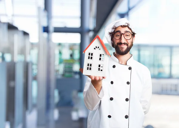 Gekke chef-kok met speelgoed huis — Stockfoto