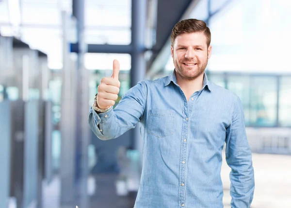 Jonge zakenman met gelukkig expressie — Stockfoto