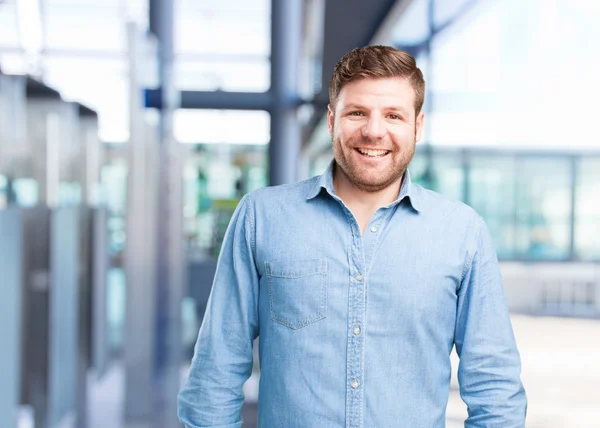 Joven hombre de negocios con expresión feliz —  Fotos de Stock