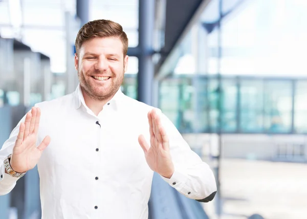 Jonge zakenman met gelukkig expressie — Stockfoto