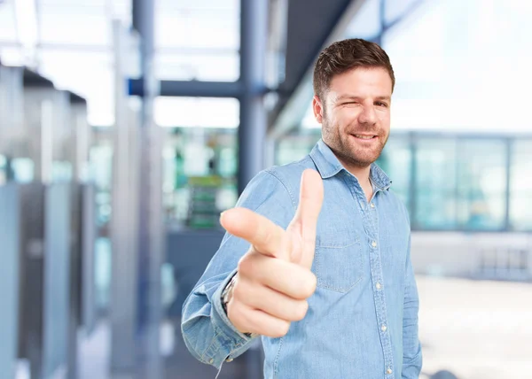 Jonge zakenman met gelukkig expressie — Stockfoto