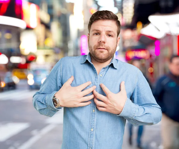 Jeune homme avec une expression inquiète — Photo